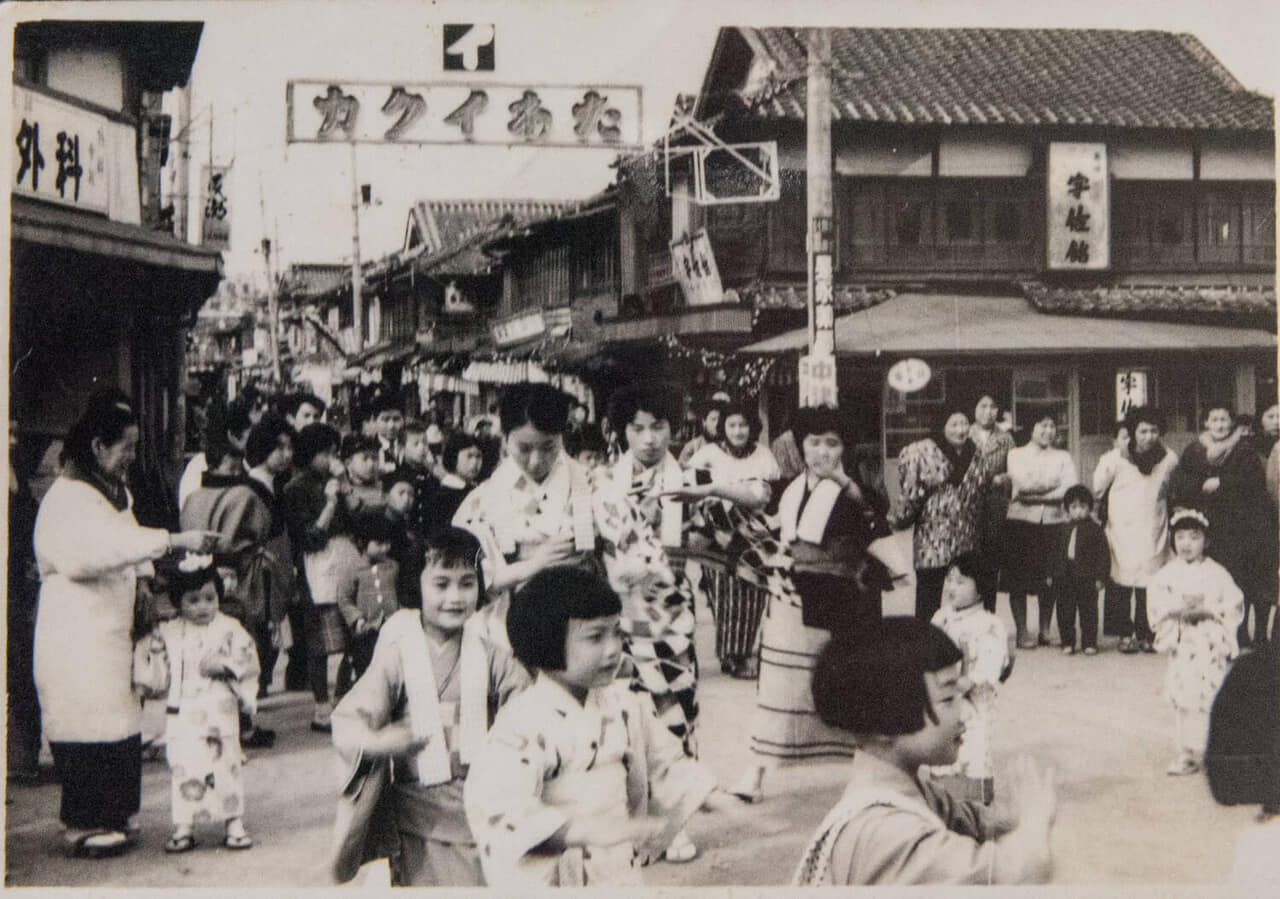 大分県豊後高田市『大寅屋食堂』昭和時代の賑わいの様子が写されたモノクロ写真