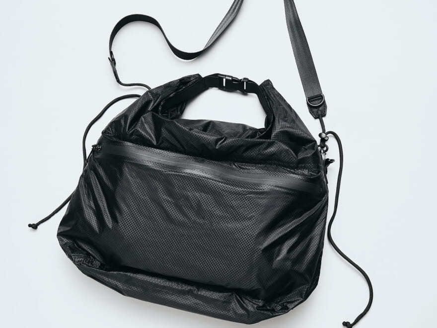 【黒い防水名品】お手頃価格で薄くて軽い、使い勝手のいい黒バッグを発見！／ドライバッグL 2way