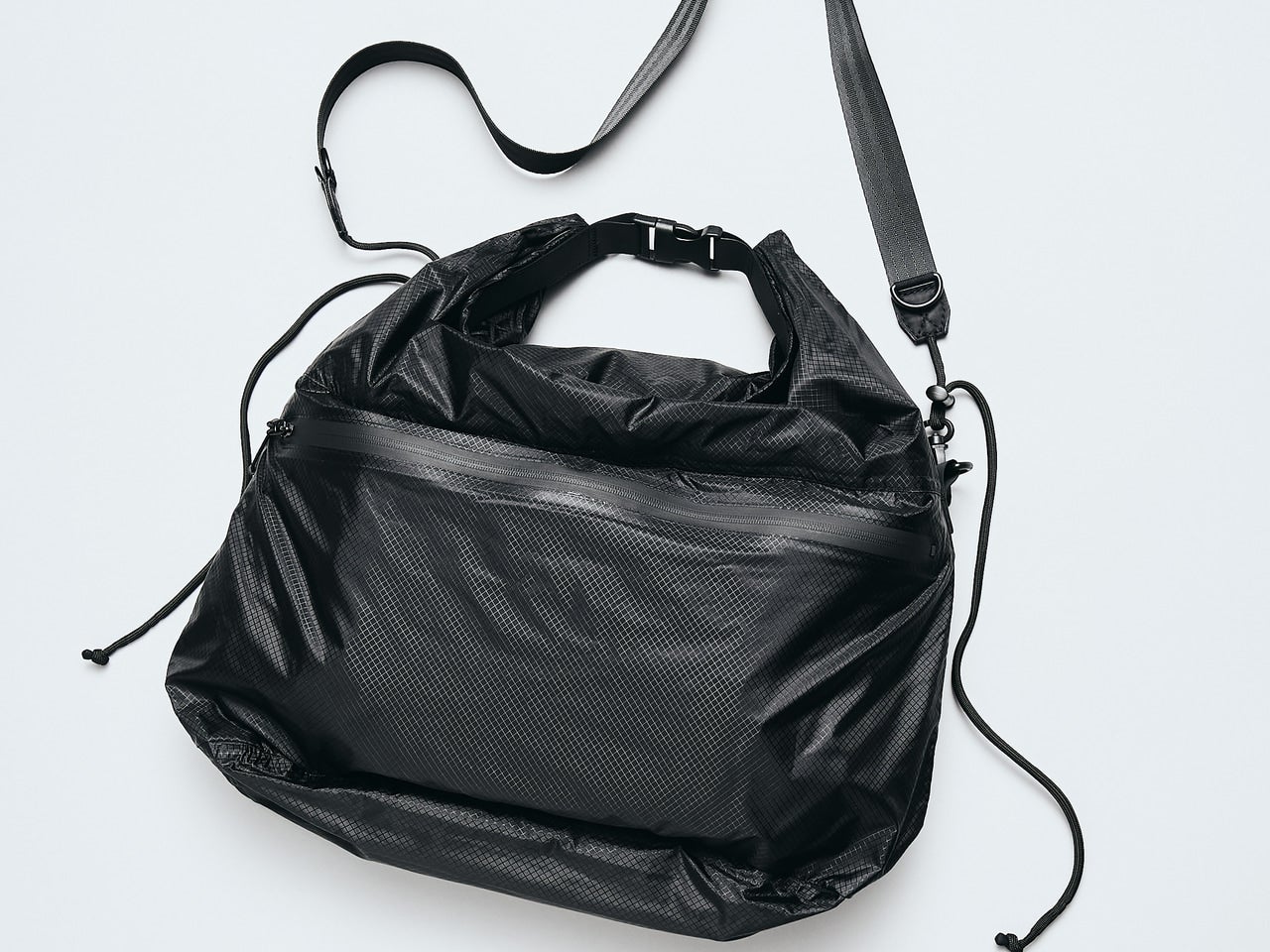 【黒い防水名品】お手頃価格で薄くて軽い、使い勝手のいい黒バッグを発見！／ドライバッグL 2way
