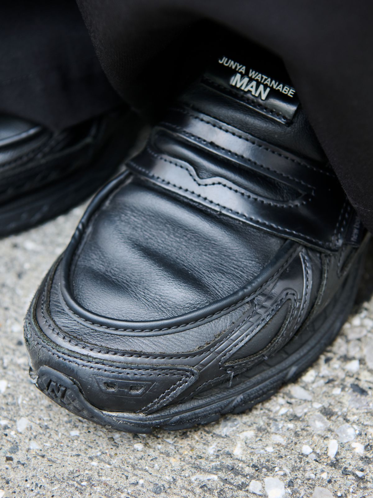 JUNYA WATANABE&times;ニューバランスのローファー型の黒スニーカー 　アッパー寄り