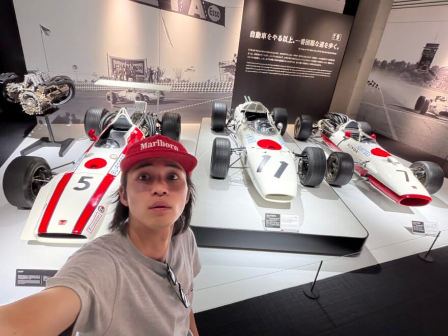 ホンダコレクションホールでF1マシンと記念撮影をする中田圭祐