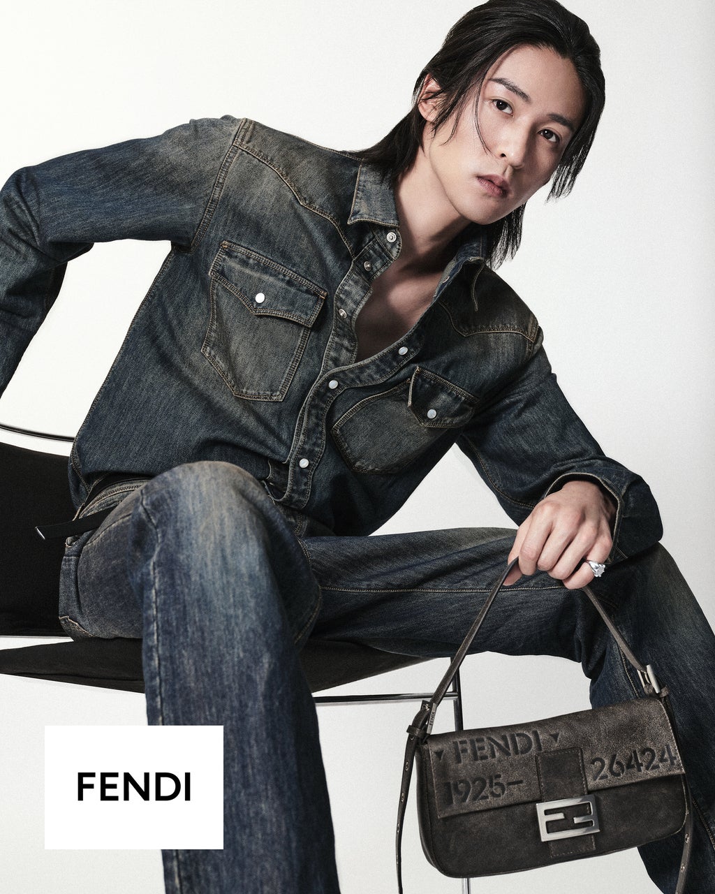 【レア】FENDI フェンディデニムパイソンバゲットバッグ フェンディ」の「バゲット®（Baguette®）」 バッグを称える新たな