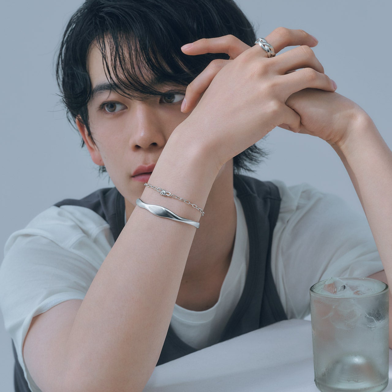 夏の肌に、シルバーの輝き。小方蒼介と「ジュエッテ」の出会い
