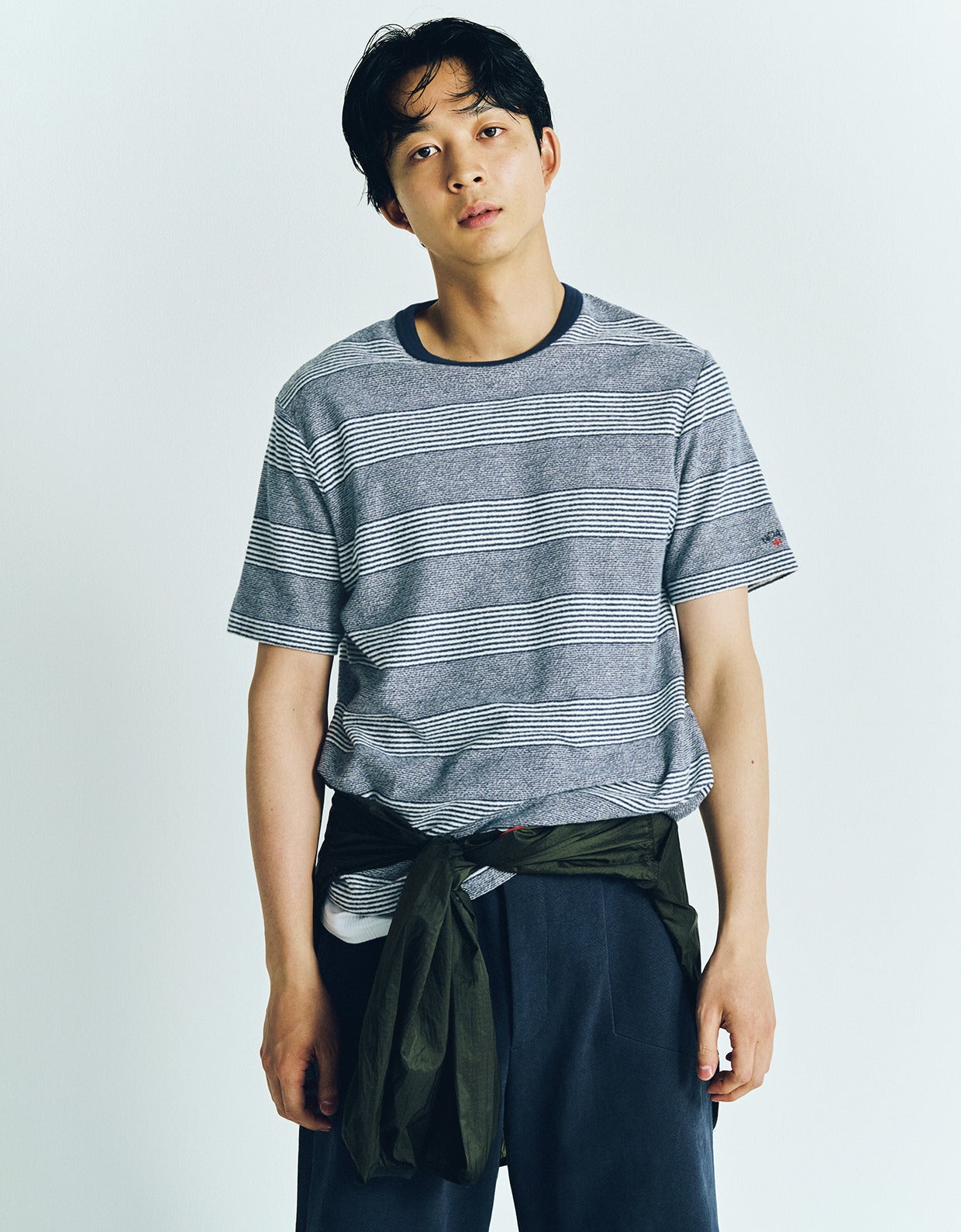 鈴木仁が着用するノア クラブハウスのTシャツ