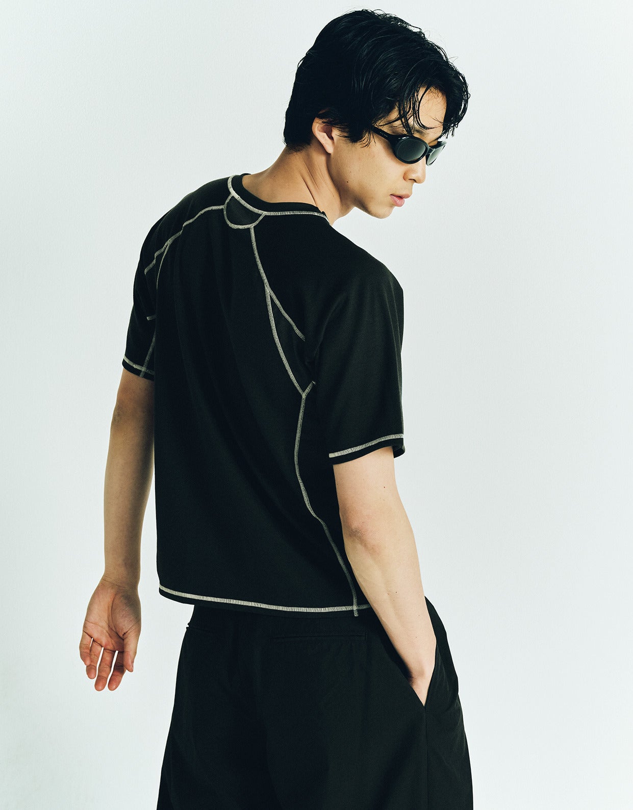 鈴木仁が着用するパストルノヴァのTシャツ