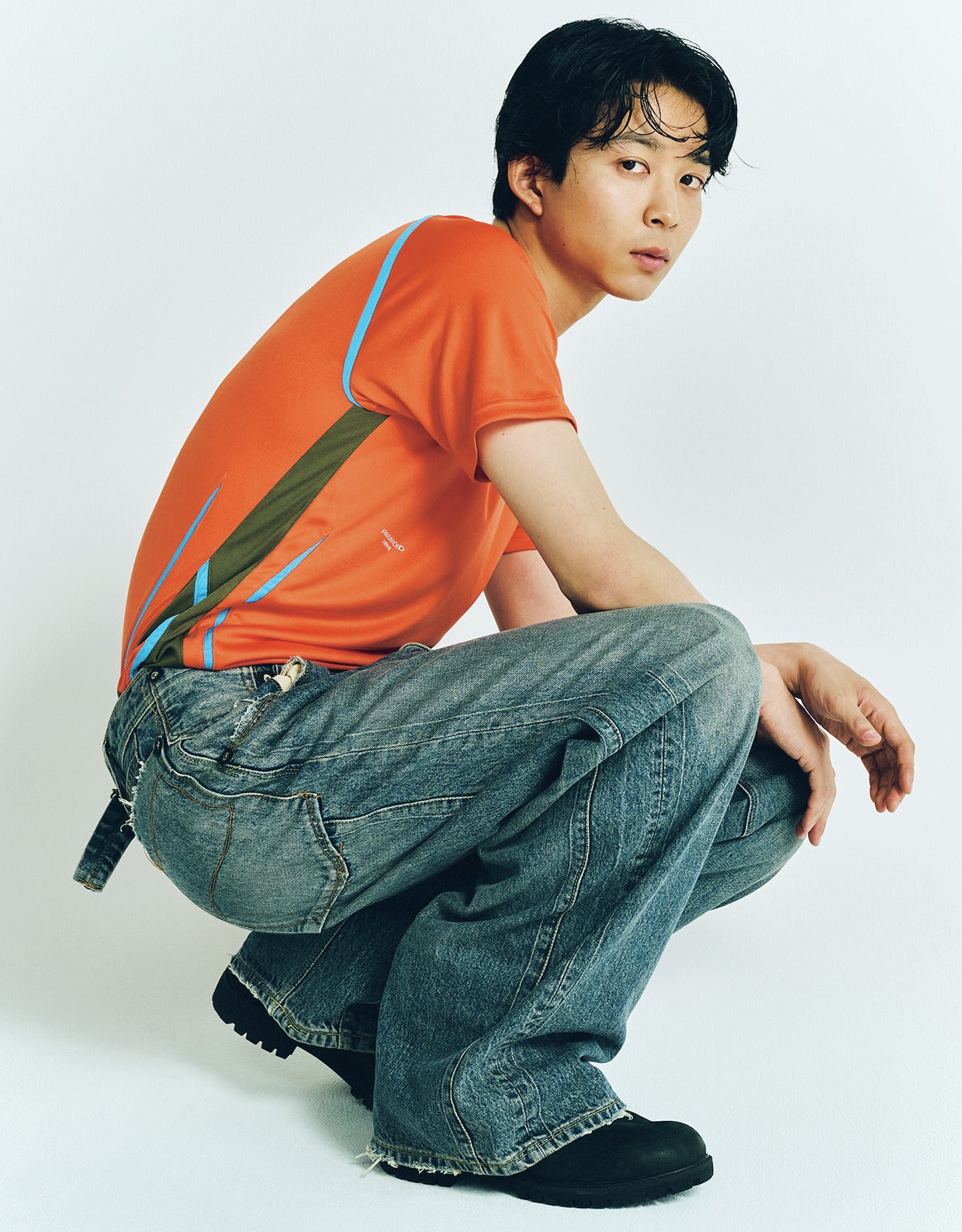 鈴木仁が着用するパラノイドのTシャツ