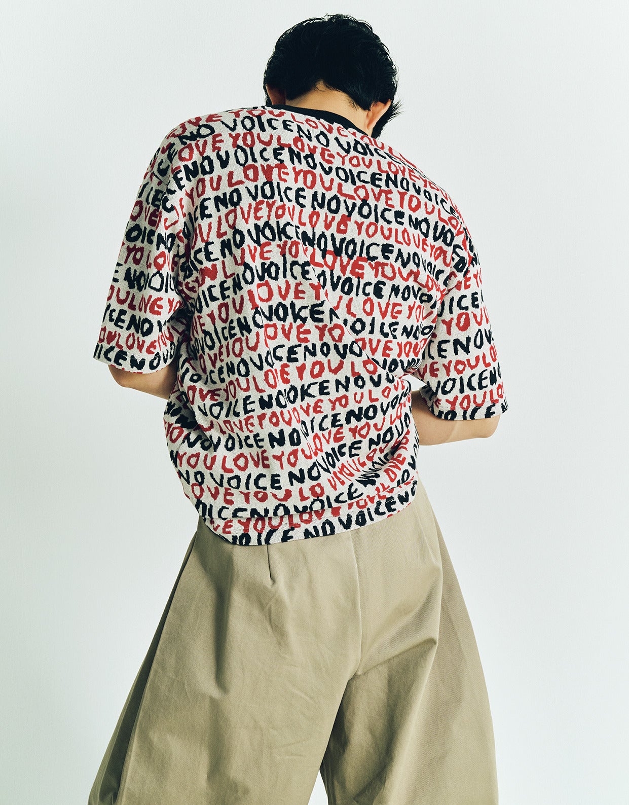 鈴木仁が着用するアイキャントギブユーエニシングバットニットバイジムのTシャツ