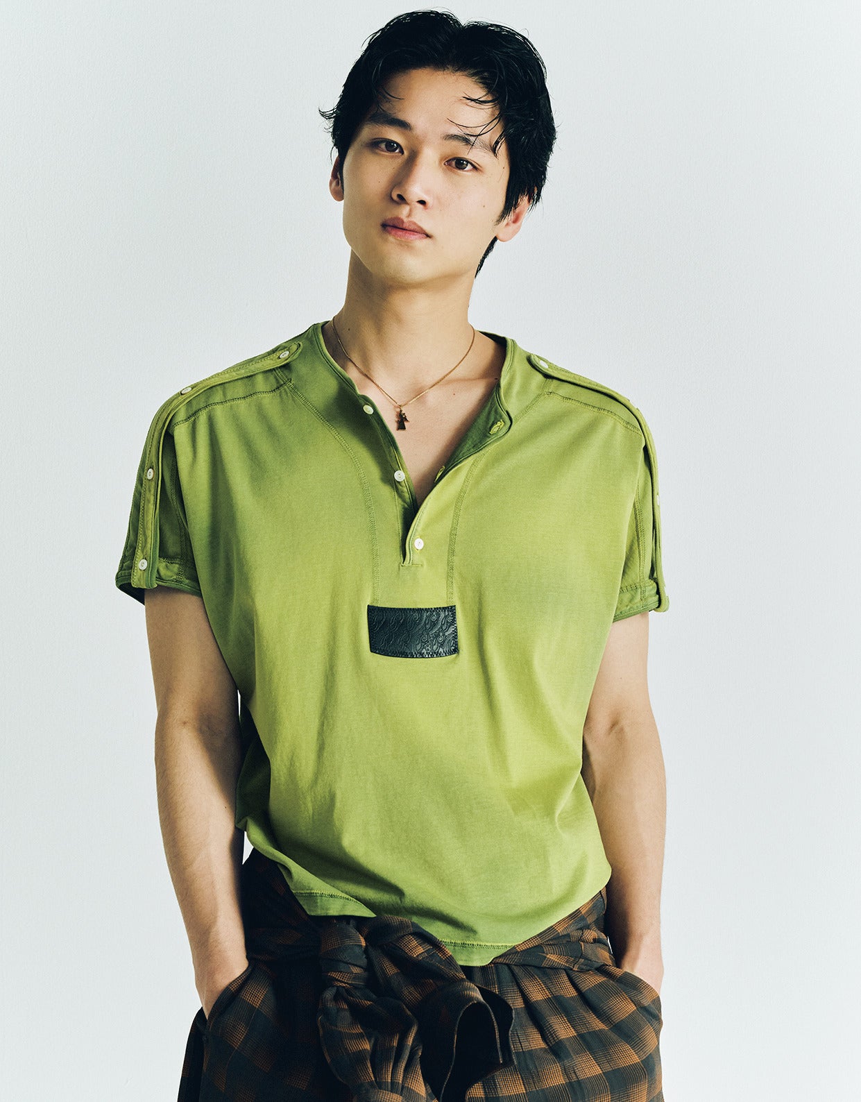 中川大輔が着用するキコ・コスタディノフ トウキョウのＴシャツ