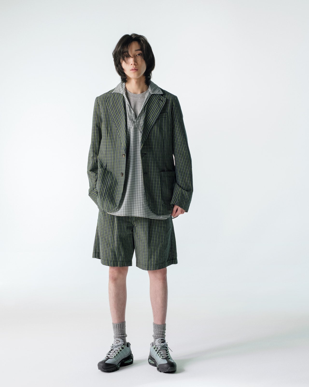 四坂亮翔が着用するNOAHのショーツ、NIKE SPORTSWEARのスニーカー