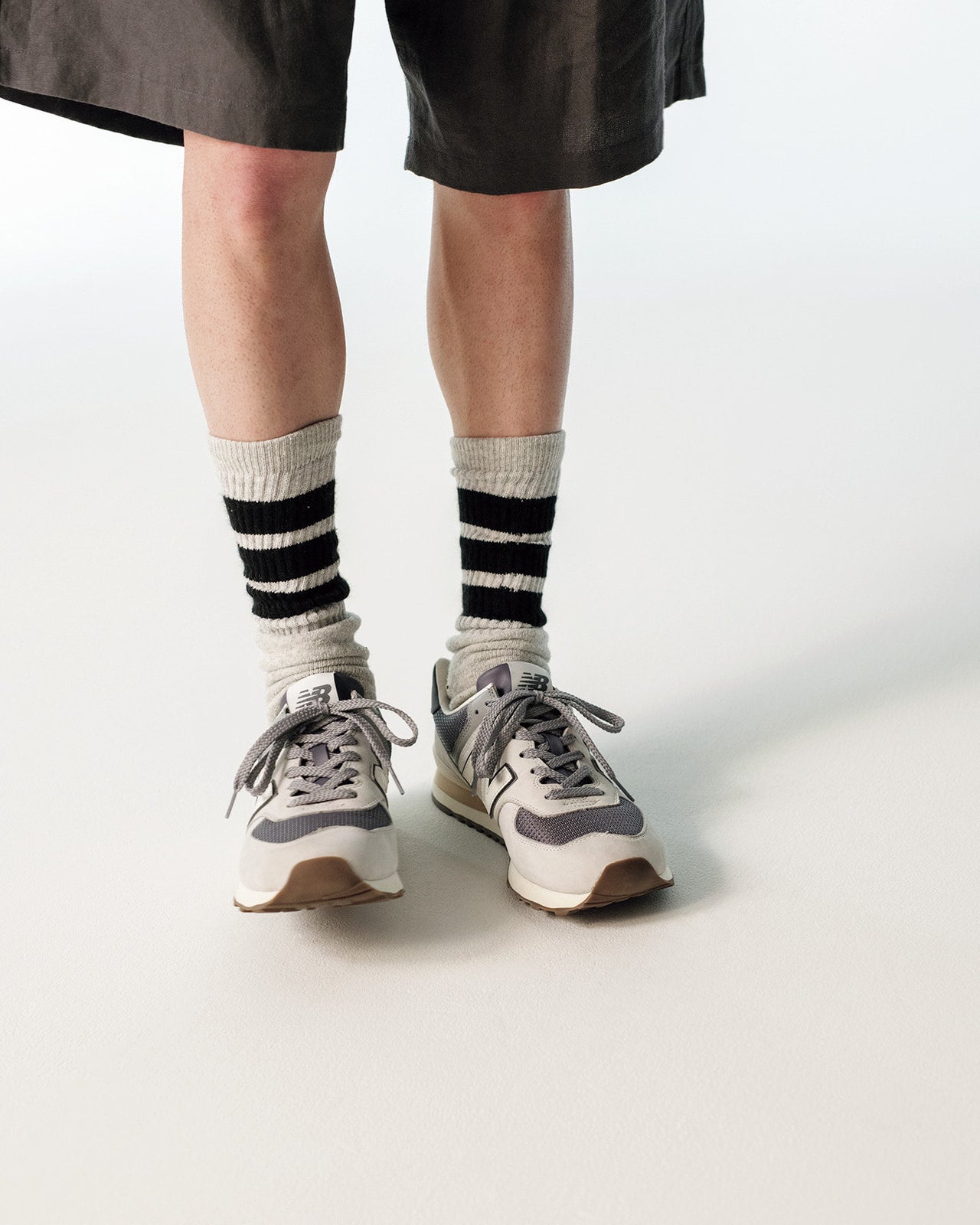 栄莉弥が着用するFOLLのショーツ、NEW BALANCEのスニーカー2