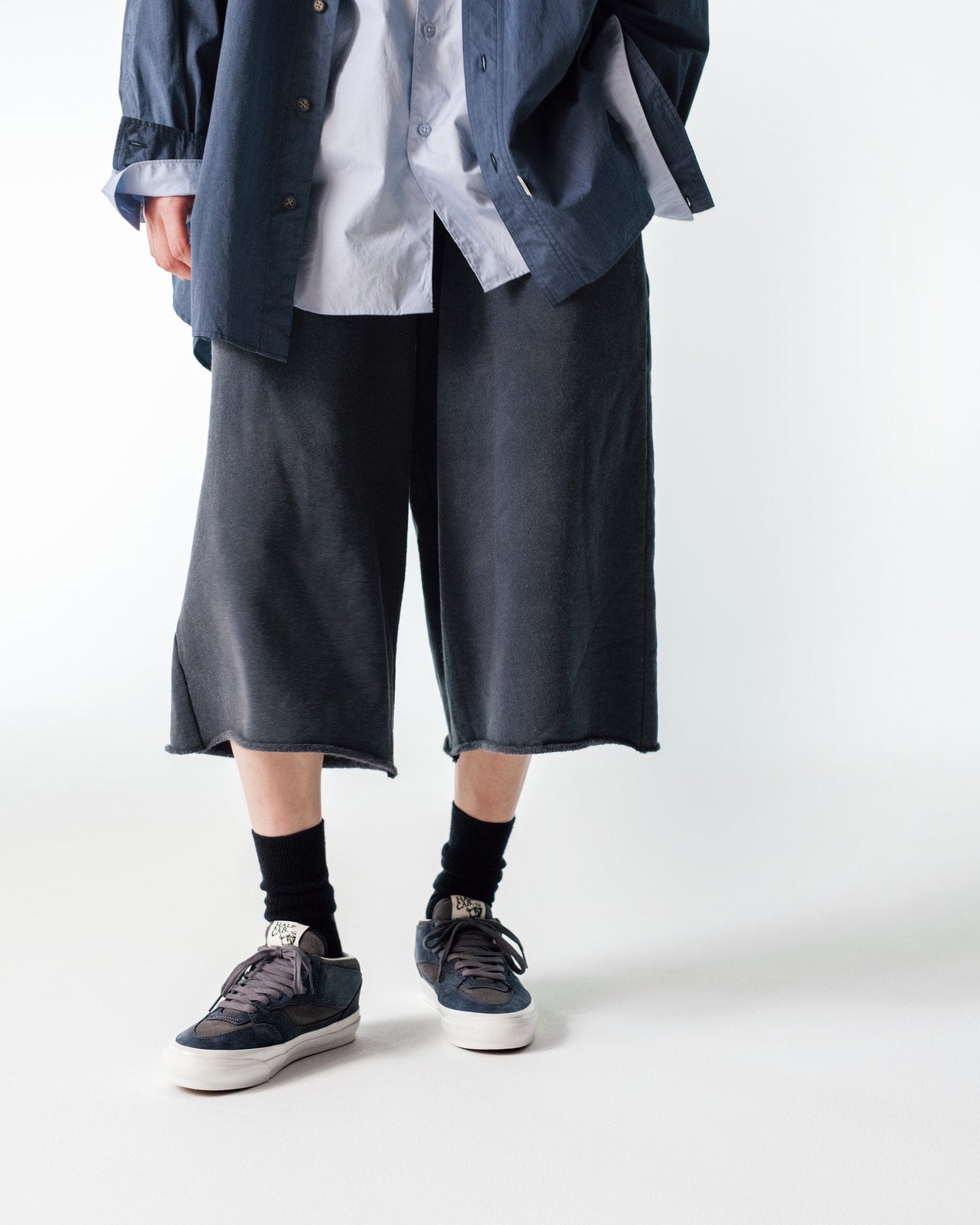 高橋璃央が着用するdDdDdDdのショーツ、Vansのスニーカー