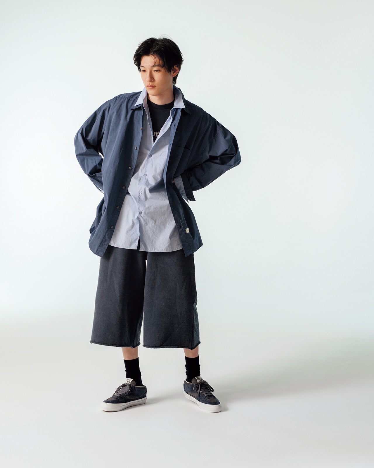 高橋璃央が着用するdDdDdDdのショーツ、Vansのスニーカー3