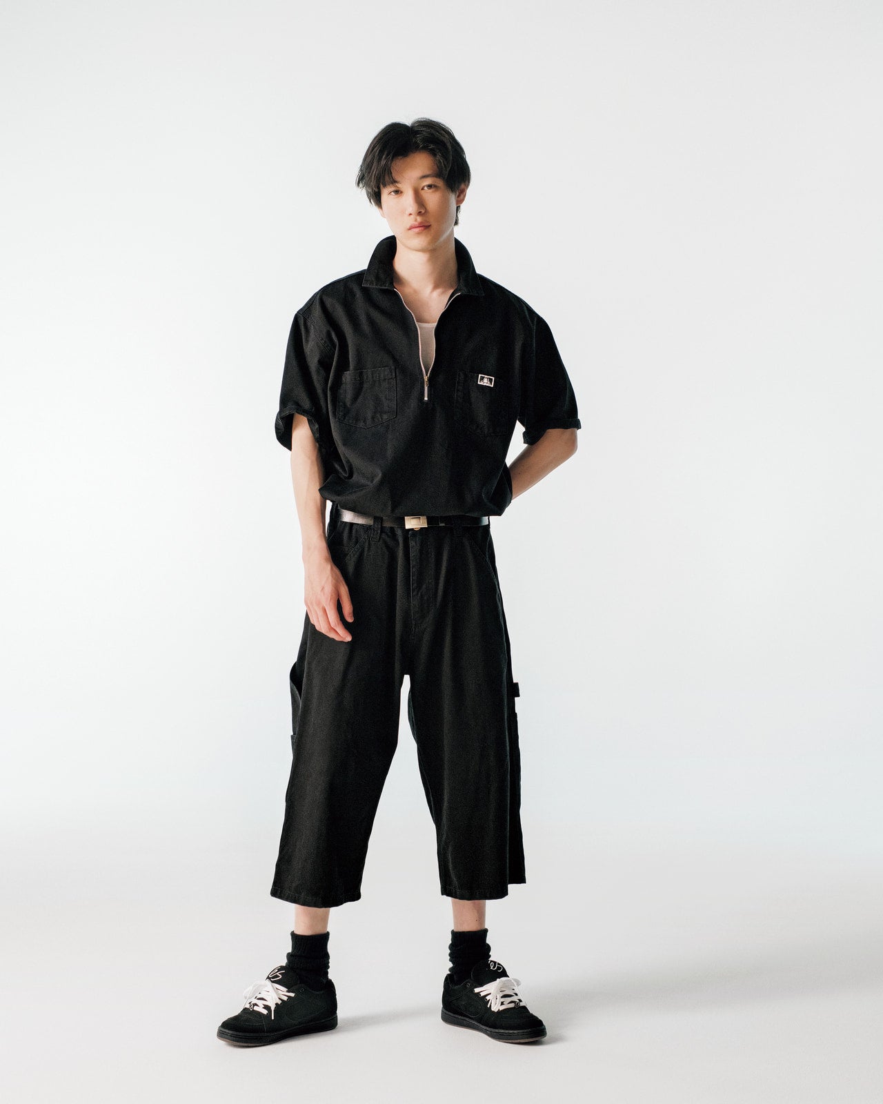 高橋璃央が着用するBEN DAVIS for Beauty&Youthのショーツ、éS FOOTWEARのスニーカー