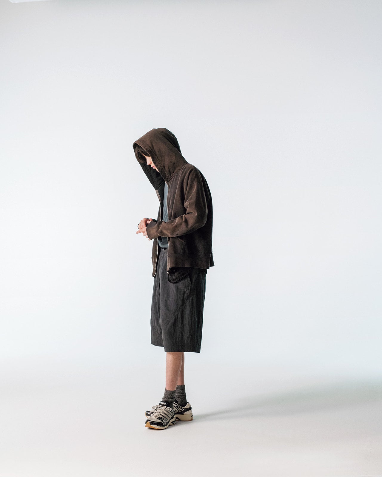 Goldwinのショーツ、adidas Originalsのスニーカー
