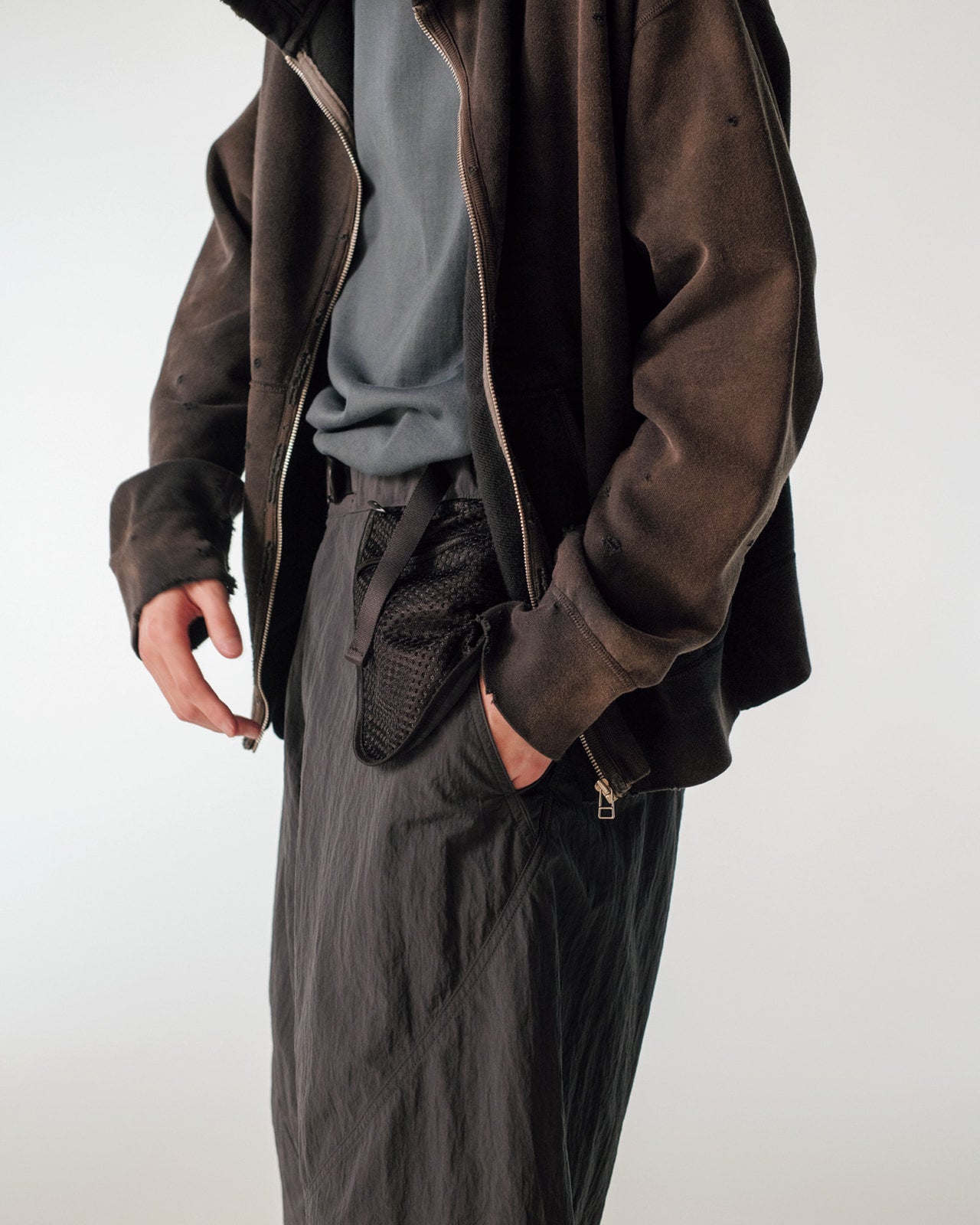 Goldwinのショーツ、adidas Originalsのスニーカー