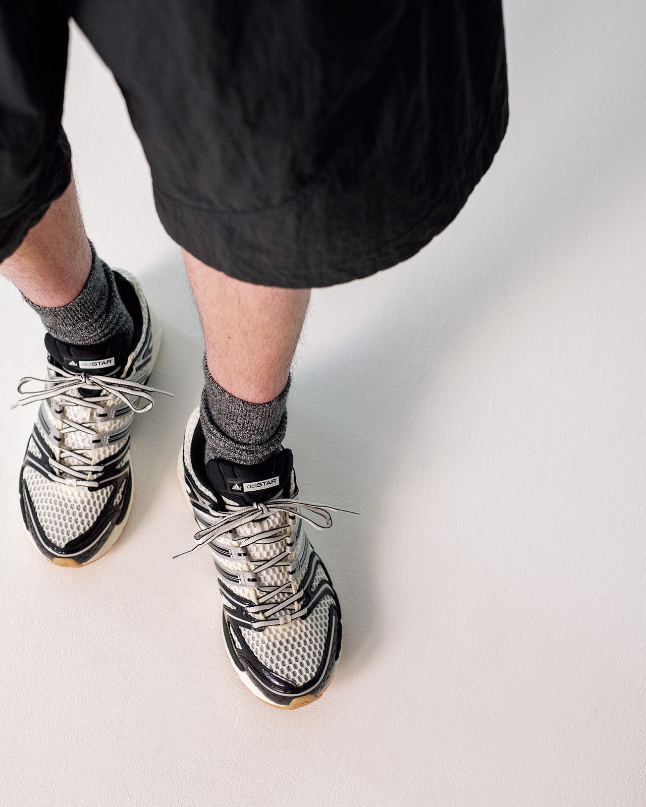 Goldwinのショーツ、adidas Originalsのスニーカー