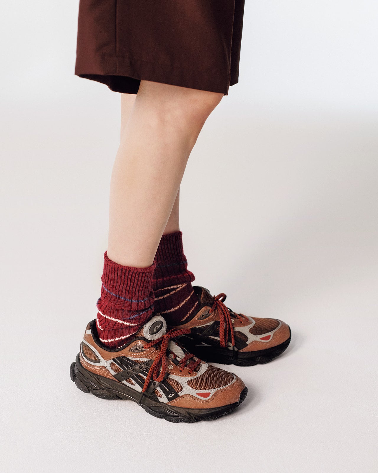 高橋璃央が着用するvowelsのショーツ、asicsのスニーカー