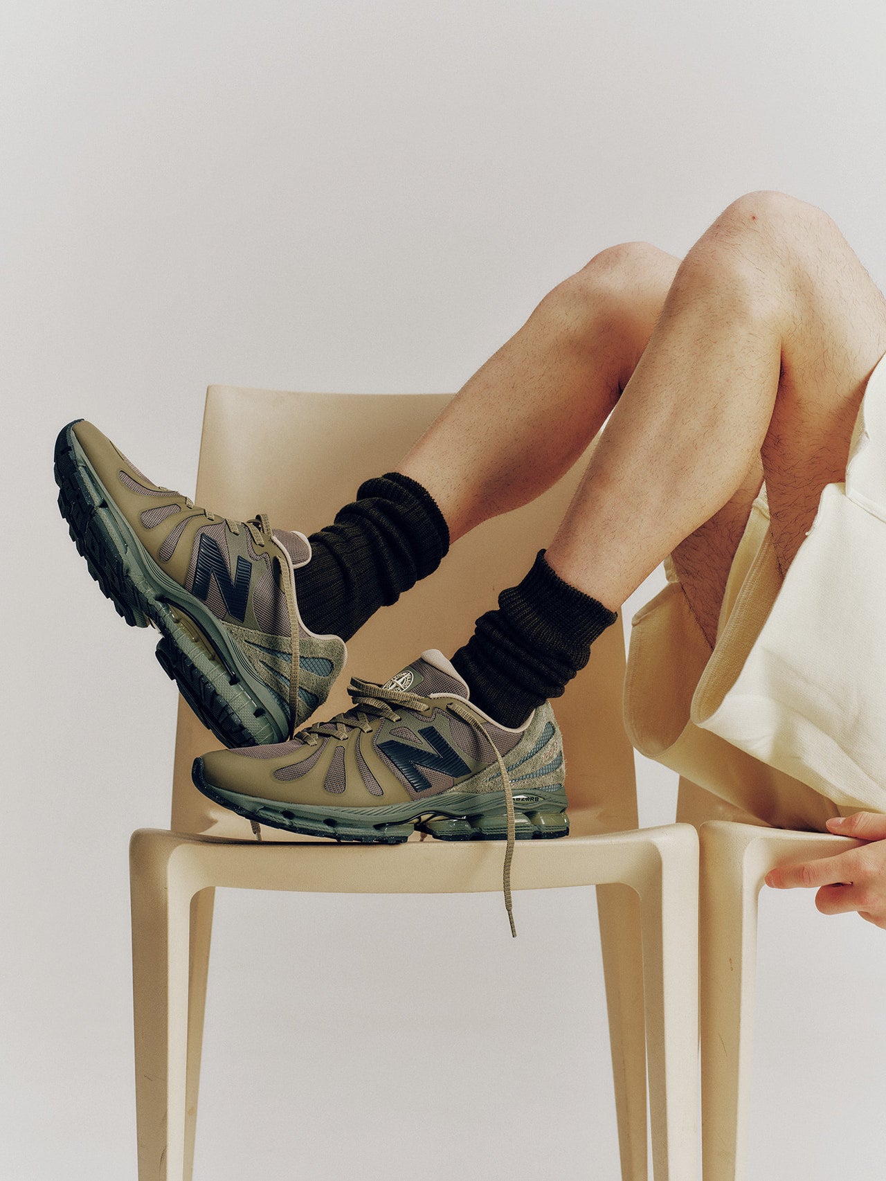 栄莉弥が着用するSTONE ISLAND × NEW BALANCE「ABZORB 1890 Trainer」