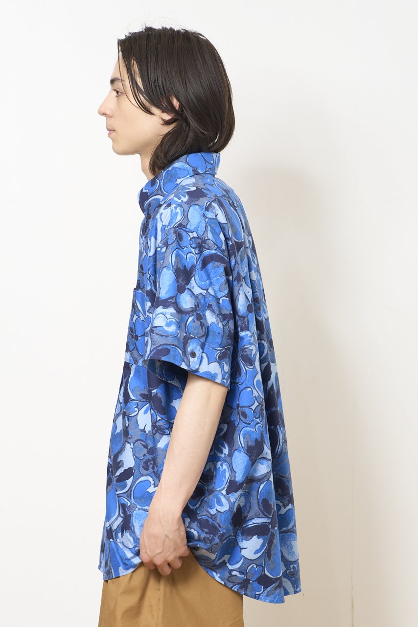ユニクロ最新コラボ/UNIQLO F.RISSO(ユニクロ エフ・リッソ)/サマーカプセルコレクション2026のオックスフォードオーバーサイズシャツのサイド