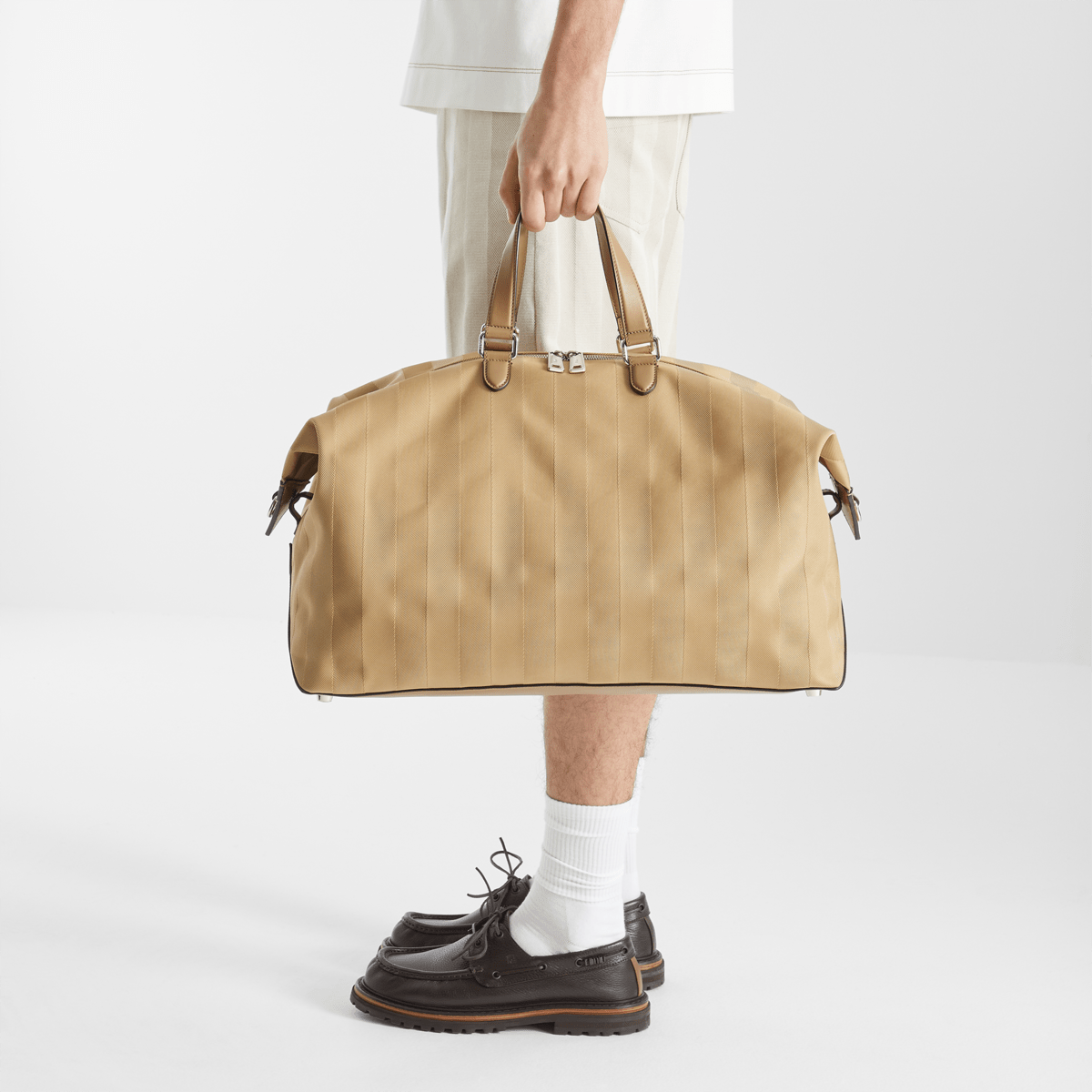 フェンディ ルイ ダッフル バッグ （FENDI Lui Duffle）ベージュ 着用画像