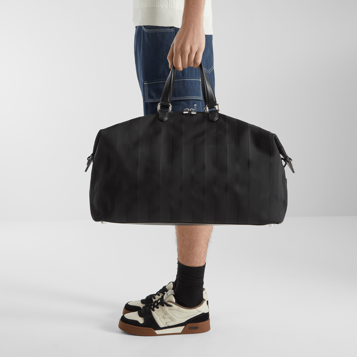 フェンディ ルイ ダッフル バッグ （FENDI Lui Duffle）　ブラック　着用画像