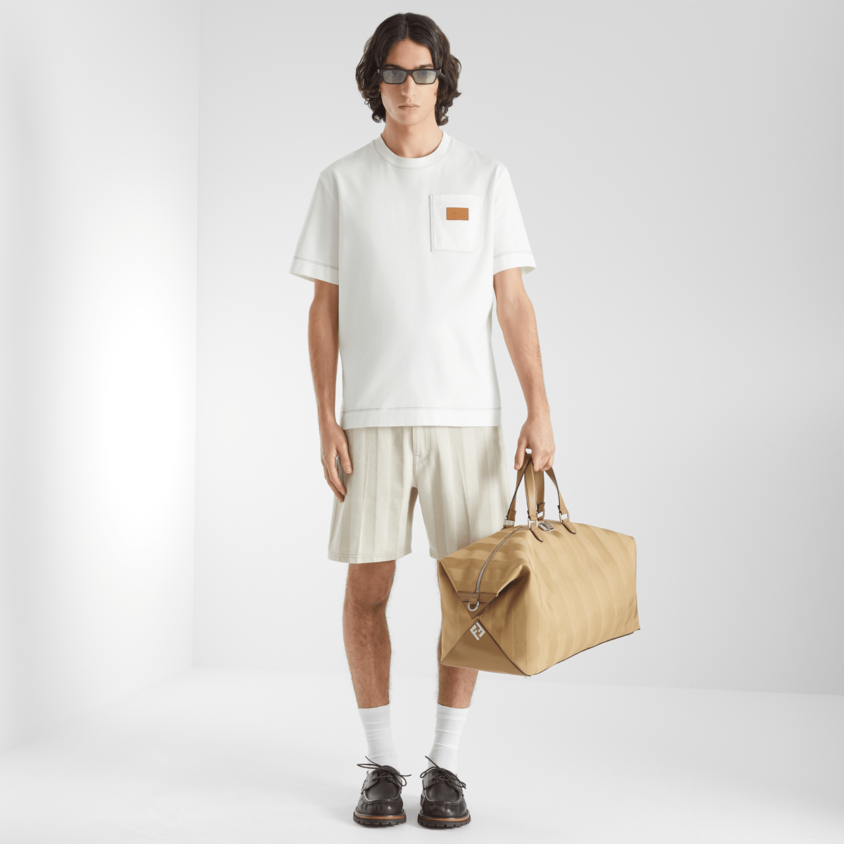 フェンディ ルイ ダッフル バッグ （FENDI Lui Duffle）　ベージュ　着用画像 正面