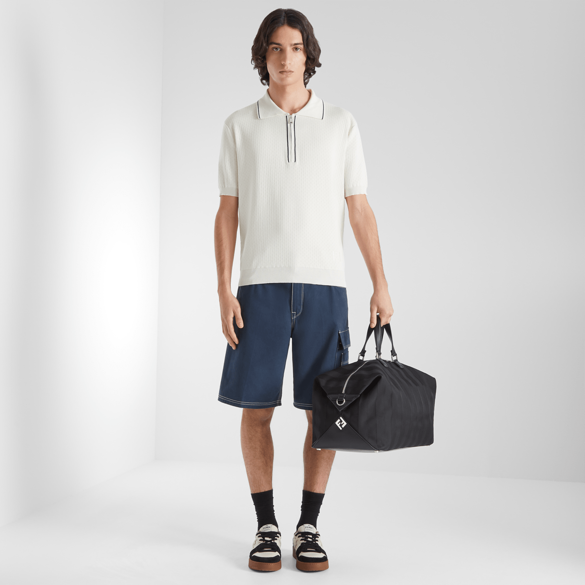 フェンディ ルイ ダッフル バッグ （FENDI Lui Duffle）　ブラック 着用画像　正面
