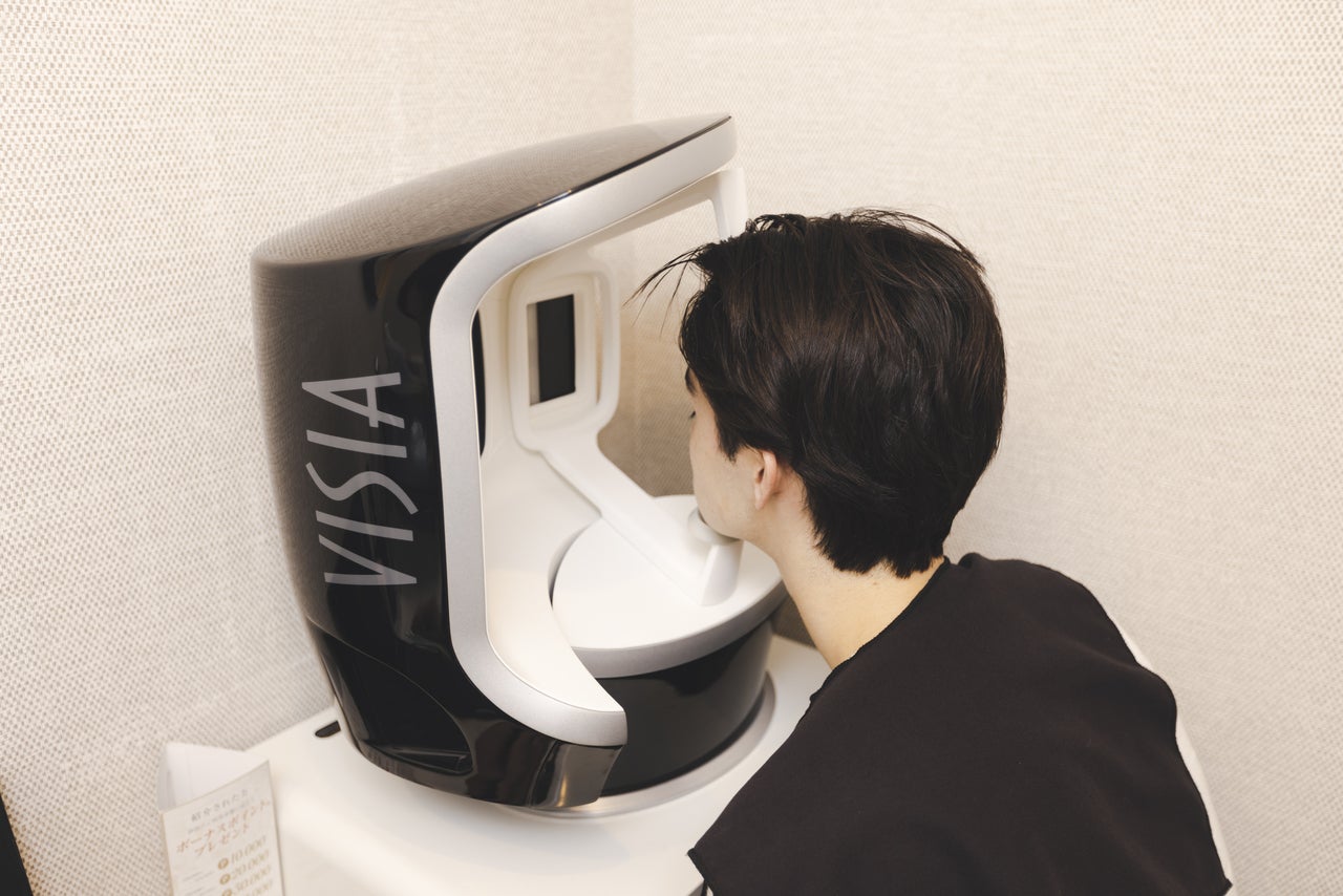 表参道メディカルクリニックでVISIAの測定を体験している様子