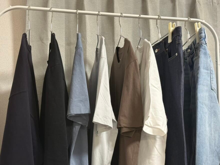ラックにかけられたTシャツ
