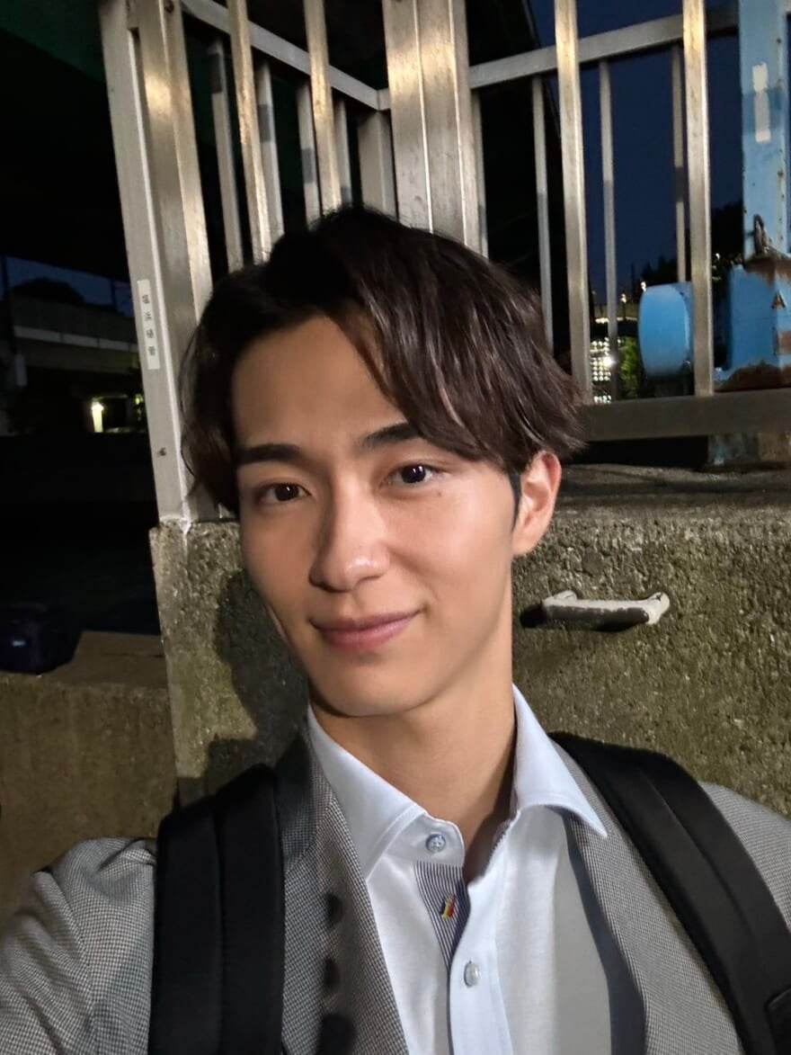 スーツ姿の野村康太