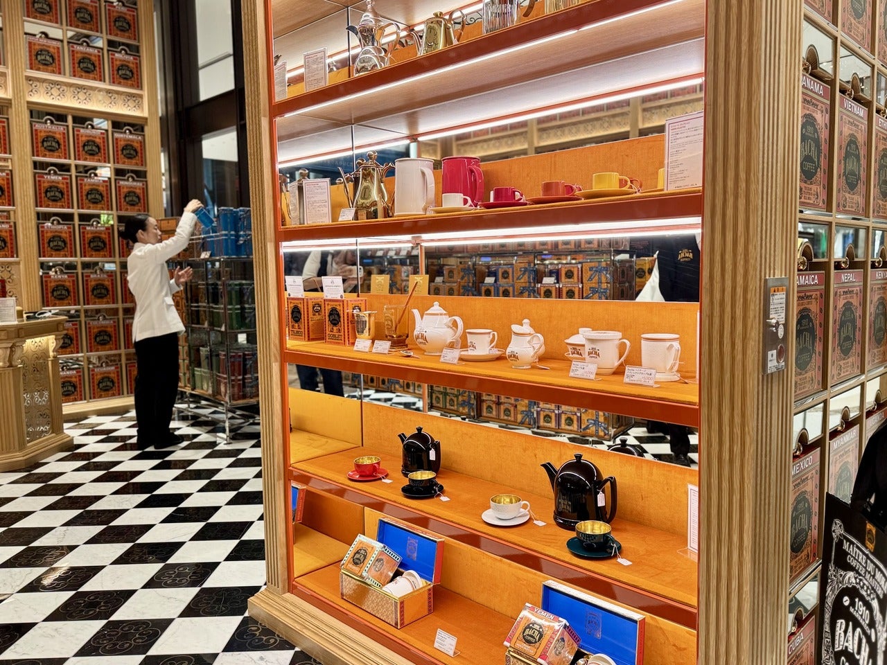 東京駅「バシャコーヒー 新丸ビル」に並ぶコーヒーウェアやギフトセレクション