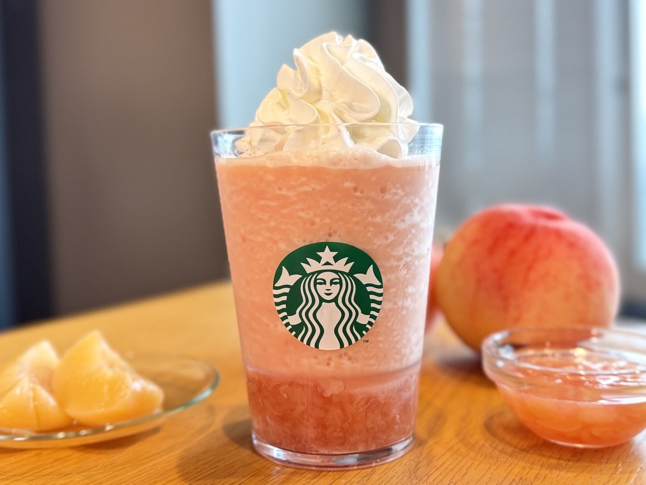スタバ2026桃メニュー「ピーチ & ピーチミルク フラペチーノ®」正面