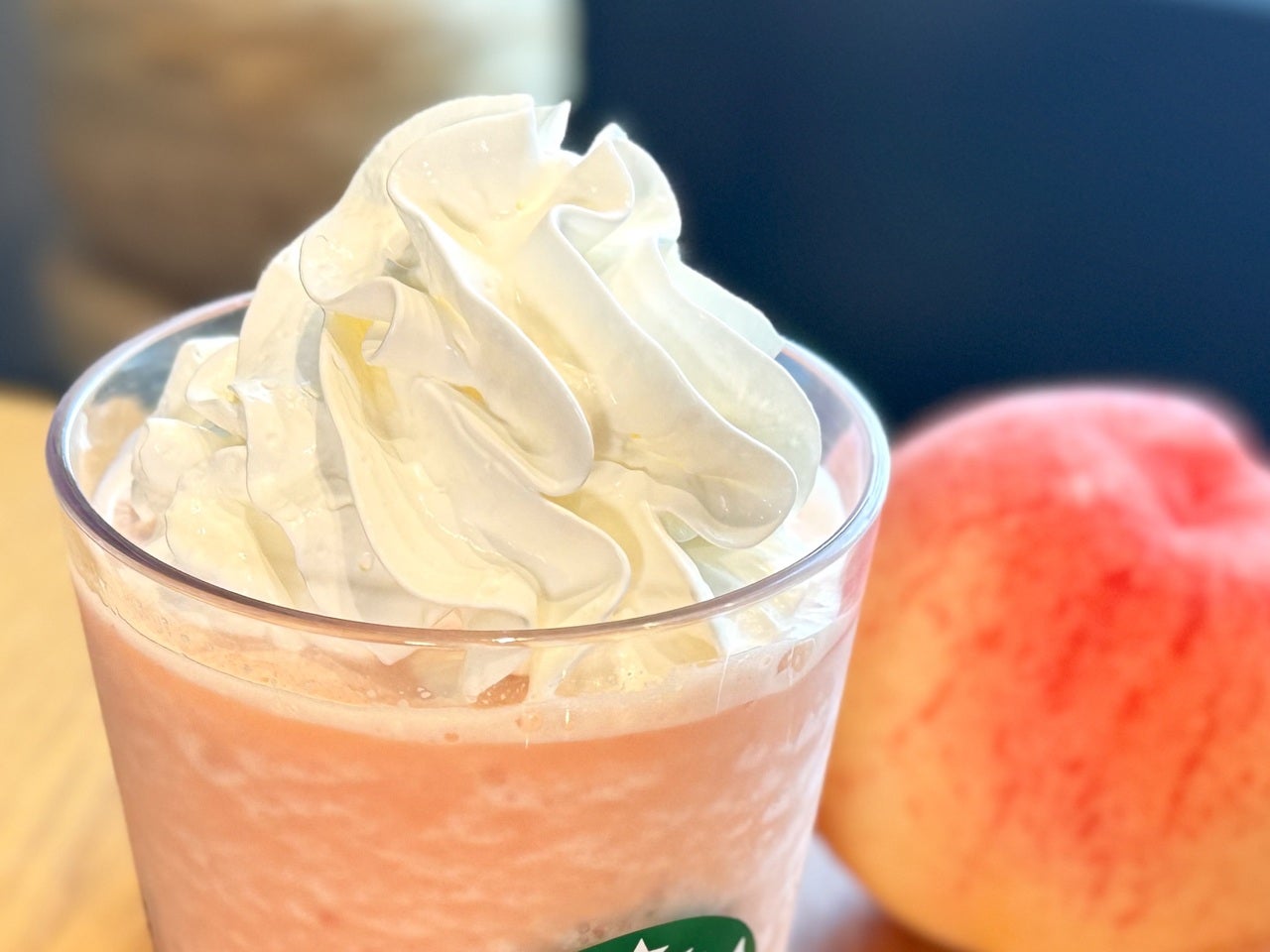 スタバ2026桃『ピーチ & ピーチミルク フラペチーノ®』トッピングアップ