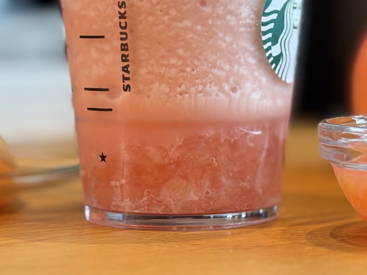 スタバ2026桃『ピーチ & ピーチミルク フラペチーノ®』カップ下部のピーチ果肉ソース