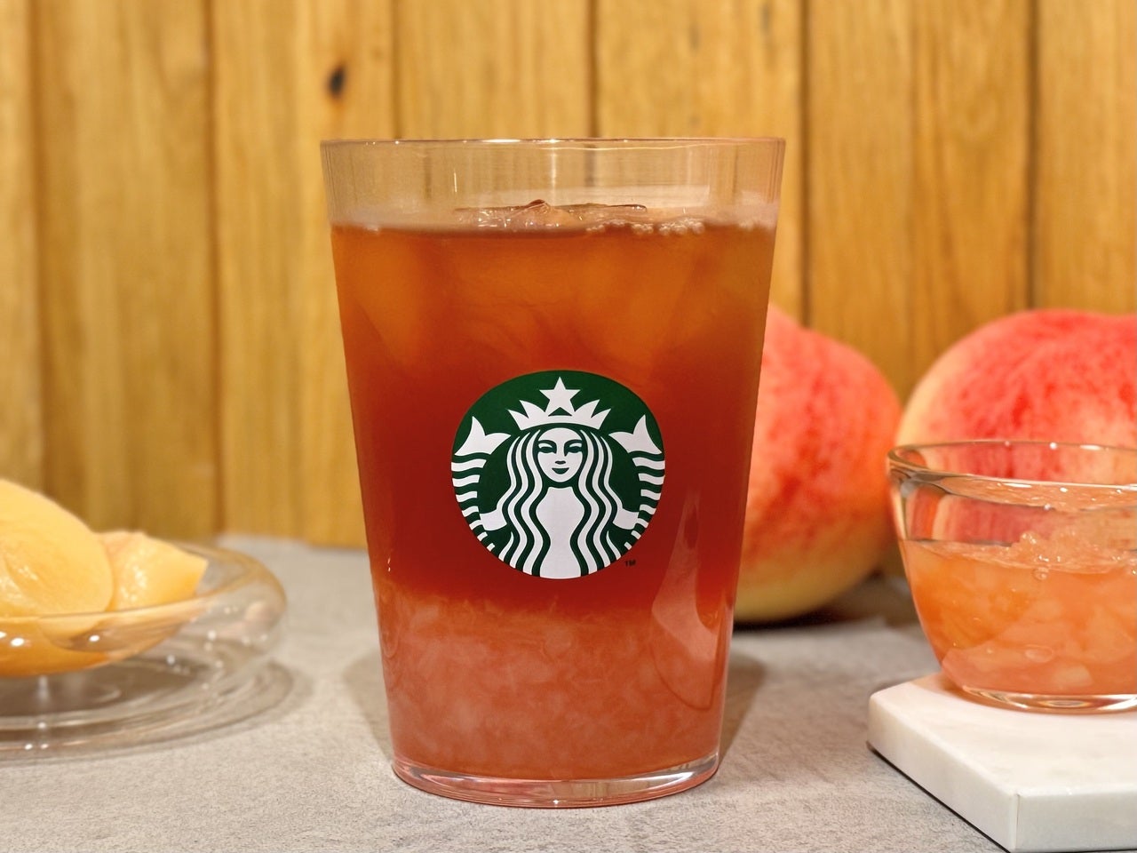 スタバ2026桃「クラフト ジューシー ピーチ ティー」正面