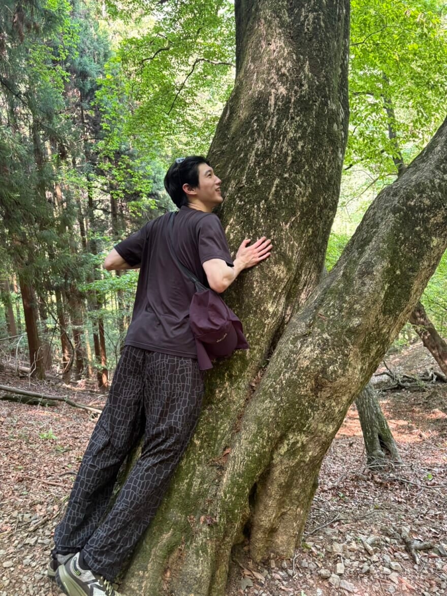 大木に抱きつく高橋璃央