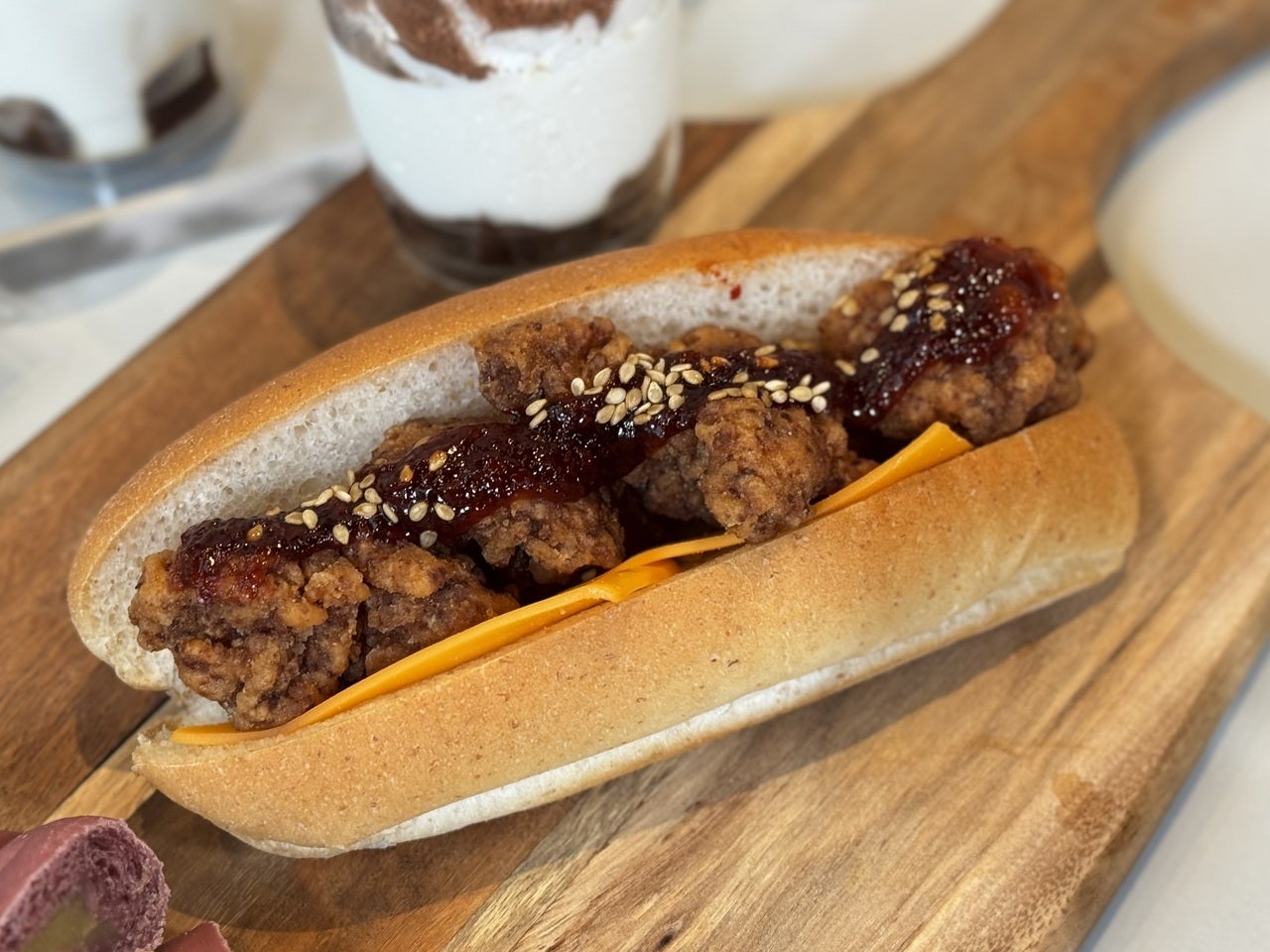 タリーズ×TOMORROW X TOGETHERコラボフード「ヤンニョムチキンチーズサンド」