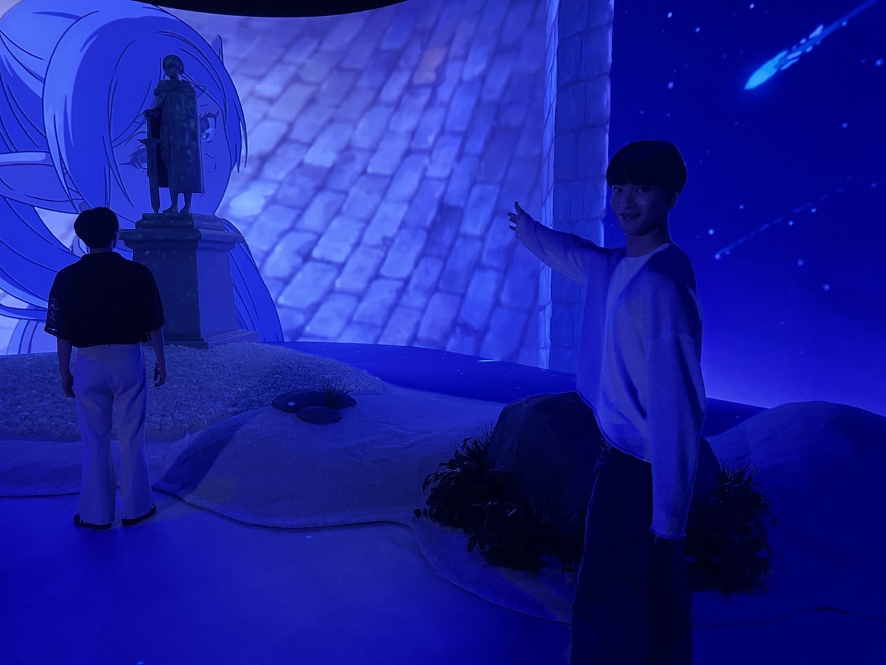 『葬送のフリーレン ストーリー・ウォーク ～追憶の旅～』スクリーンと神谷空