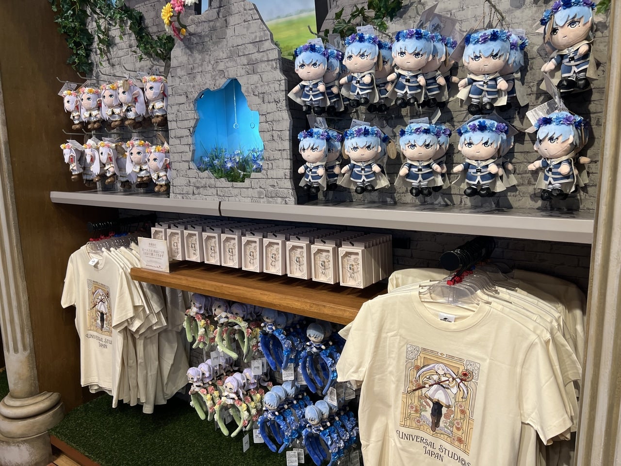 『葬送のフリーレン グッズエリア」　Tシャツなど