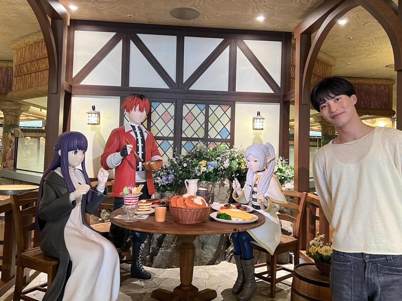 新テーマ・レストラン 『葬送のフリーレン ～追憶のレストラン～』　入り口　キャラクター