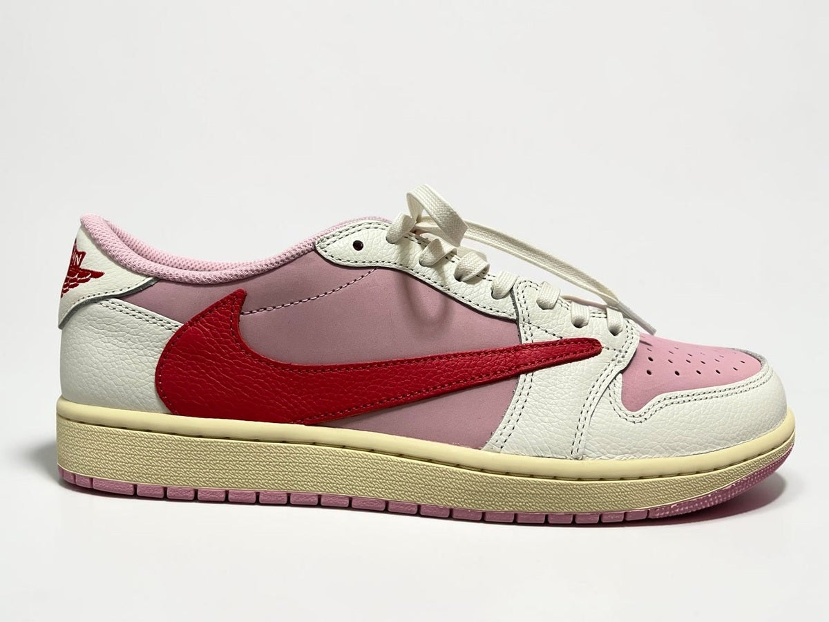 エディター愛用ナイキスニーカー／Travis Scott &times; Nike Air Jordan 1 Retro Low OG "Sail/Tropical Pink"　反転したスウォッシュ