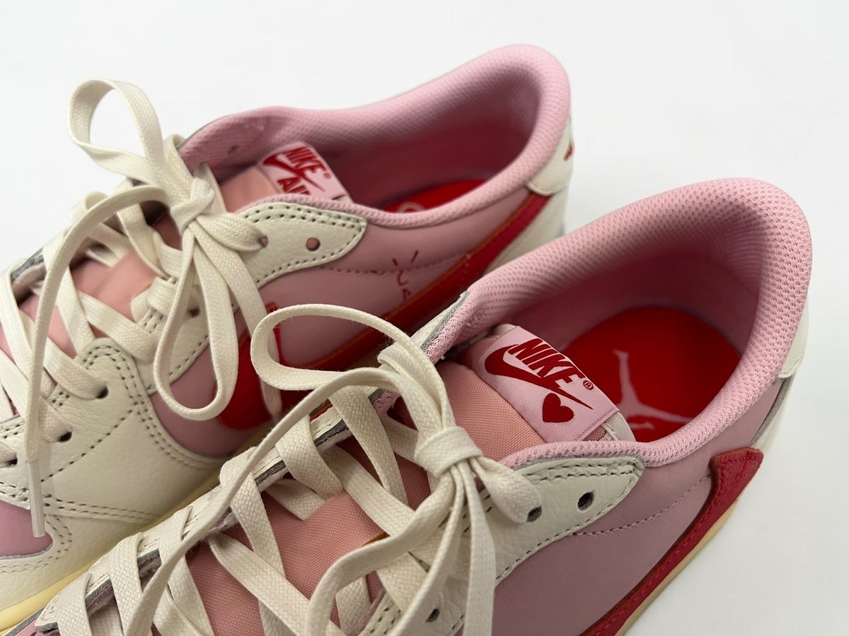 エディター愛用ナイキスニーカー／Travis Scott &times; Nike Air Jordan 1 Retro Low OG "Sail/Tropical Pink"　シュータン