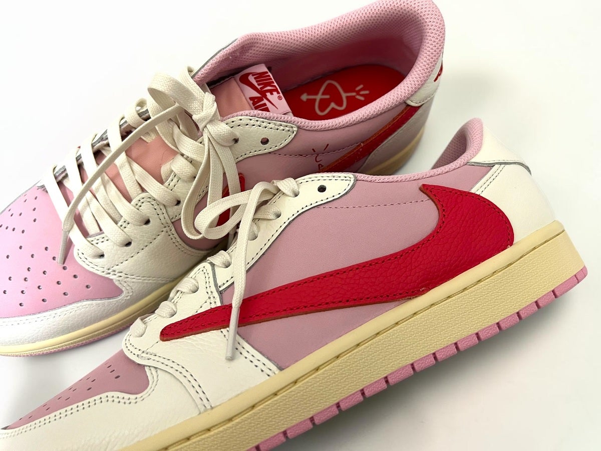 エディター愛用ナイキスニーカー／Travis Scott &times; Nike Air Jordan 1 Retro Low OG "Sail/Tropical Pink"　サイドロゴ