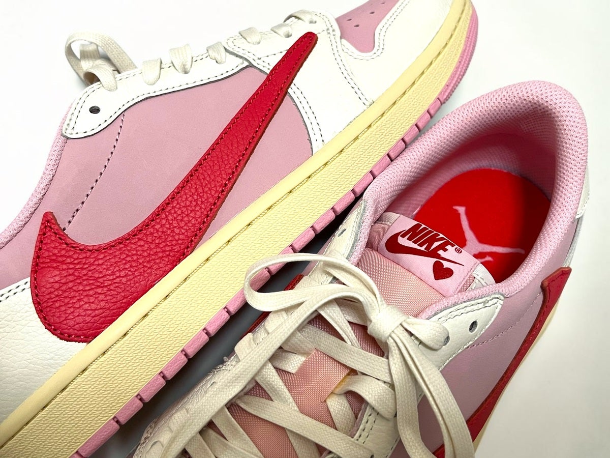 エディター愛用ナイキスニーカー／Travis Scott &times; Nike Air Jordan 1 Retro Low OG "Sail/Tropical Pink"　全体 寄りの画像