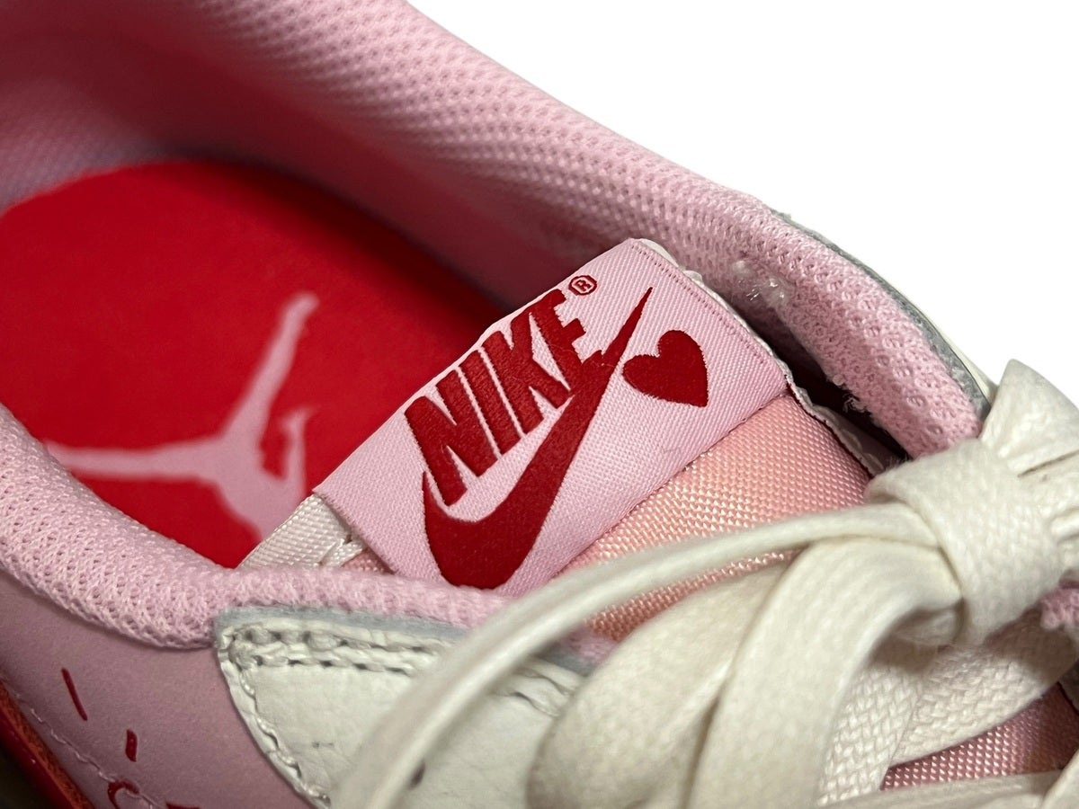エディター愛用ナイキスニーカー／Travis Scott &times; Nike Air Jordan 1 Retro Low OG "Sail/Tropical Pink"　ロゴ