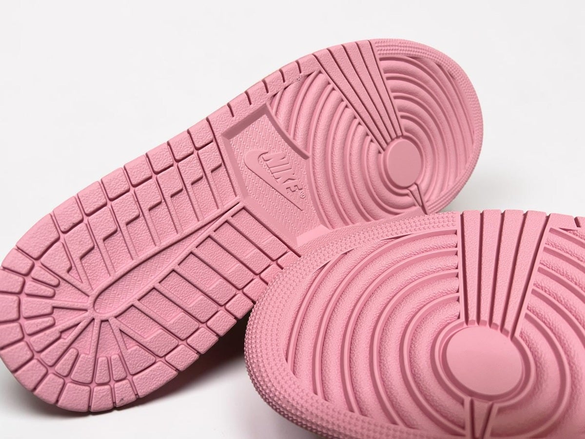 エディター愛用ナイキスニーカー／Travis Scott &times; Nike Air Jordan 1 Retro Low OG "Sail/Tropical Pink" アウトソール