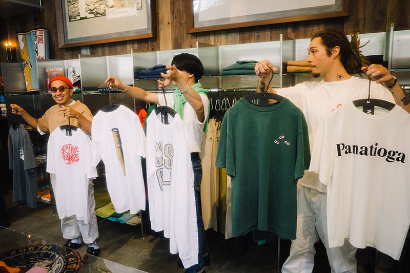 24-HOUR PROPOSITION PROJECTで販売するTシャツを手に持つデザイナーの皆さん