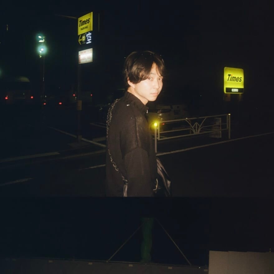 暗闇の中の鈴木仁