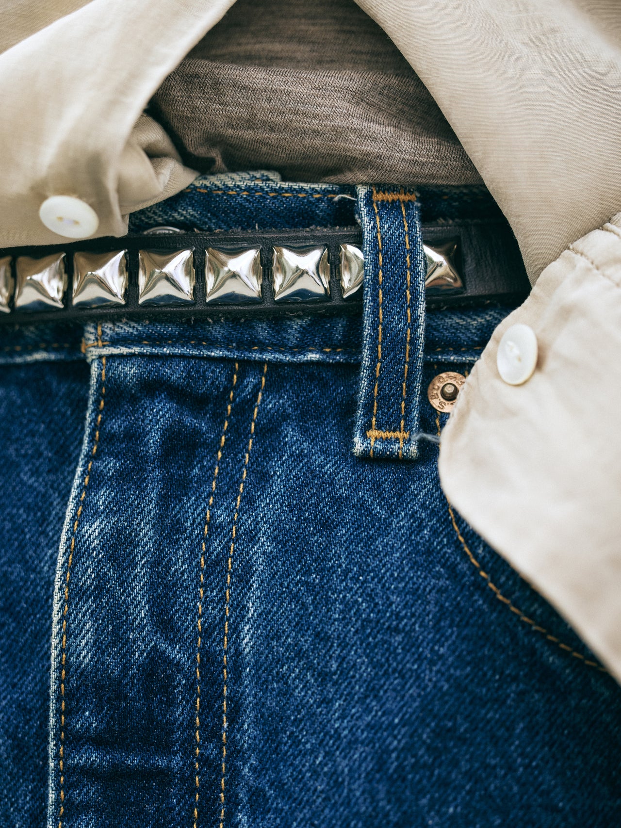 〈BRACKNEY LEATHER WORKS〉のベルト寄り