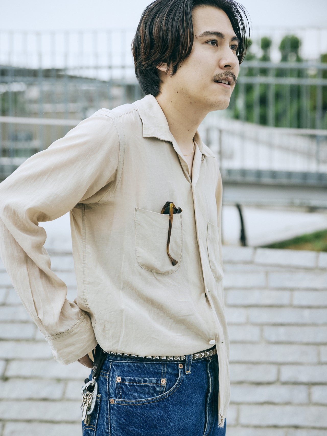 〈BRACKNEY LEATHER WORKS〉のベルト着用 2